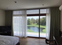 Cách chọn rèm cửa cho tường màu tối